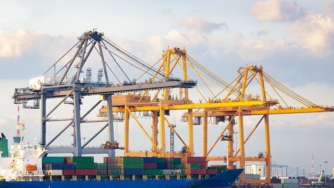 Transpacific shipping rates hold steady as tariff uncertainty keeps importers on the sidelines